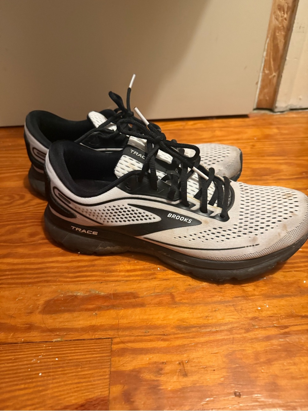 Brooks Trace Men's Athletic Shoes in Light Gray and Black